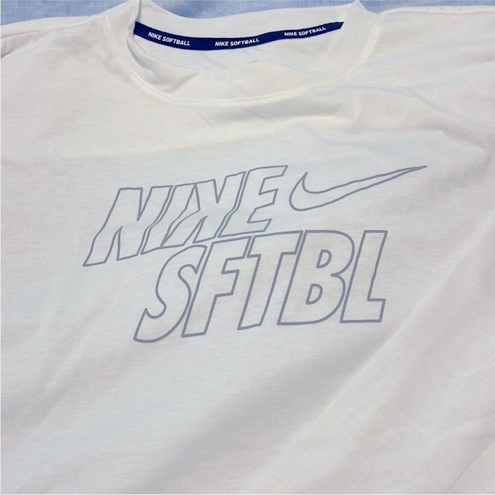 Women’s College World Series Nike Swag bag Softball shirt DC7256-100 size S
